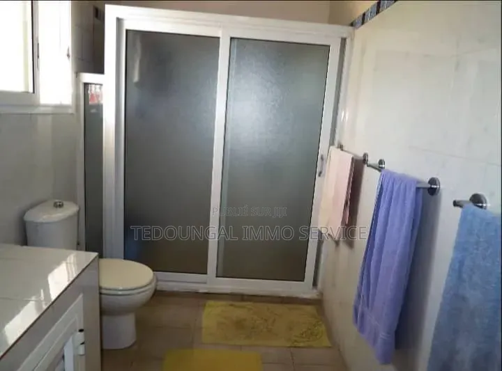Meublé 10chbre Villa dans Almadies à Vendre
