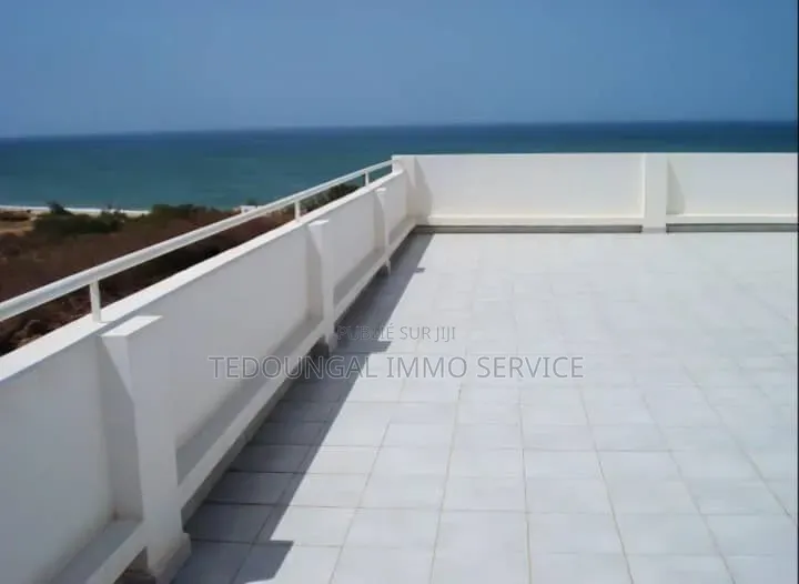 Meublé 10chbre Villa dans Almadies à Vendre