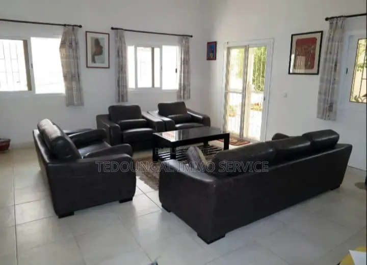 Meublé 10chbre Villa dans Almadies à Vendre