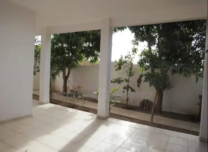 Meublé 10chbre Villa dans Almadies à Vendre