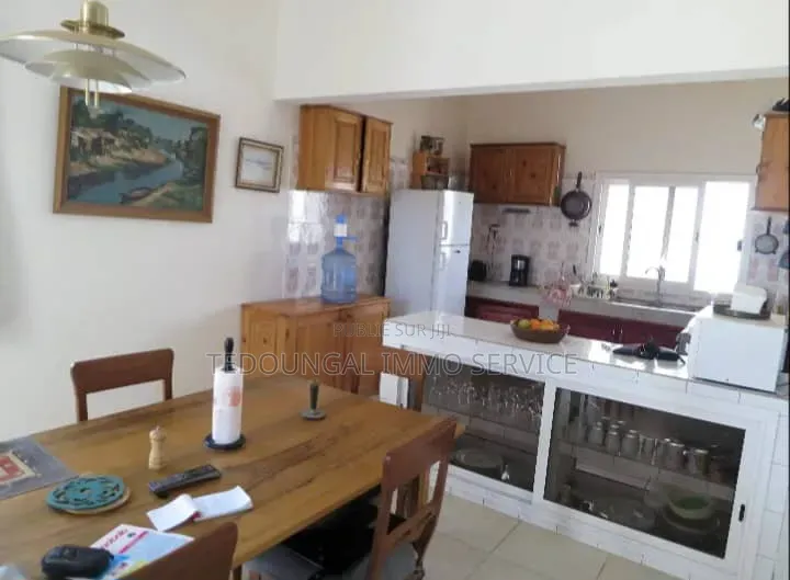 Meublé 10chbre Villa dans Almadies à Vendre