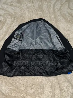 Une Veste Très Chic Pour Un Homme Qui Connaît La Valeur Des Vestes.