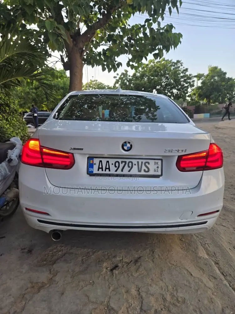BMW 320i Sedan RWD 2017 Blanc