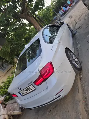 BMW 320i Sedan RWD 2017 Blanc
