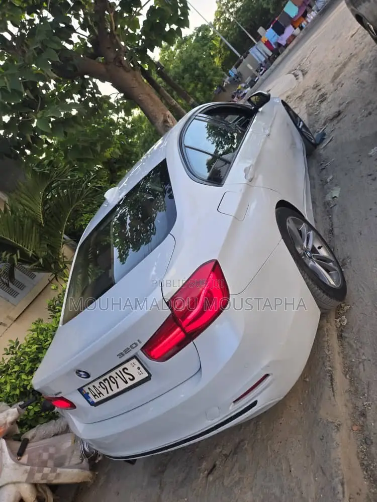 BMW 320i Sedan RWD 2017 Blanc