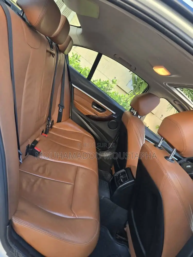 BMW 320i Sedan RWD 2017 Blanc