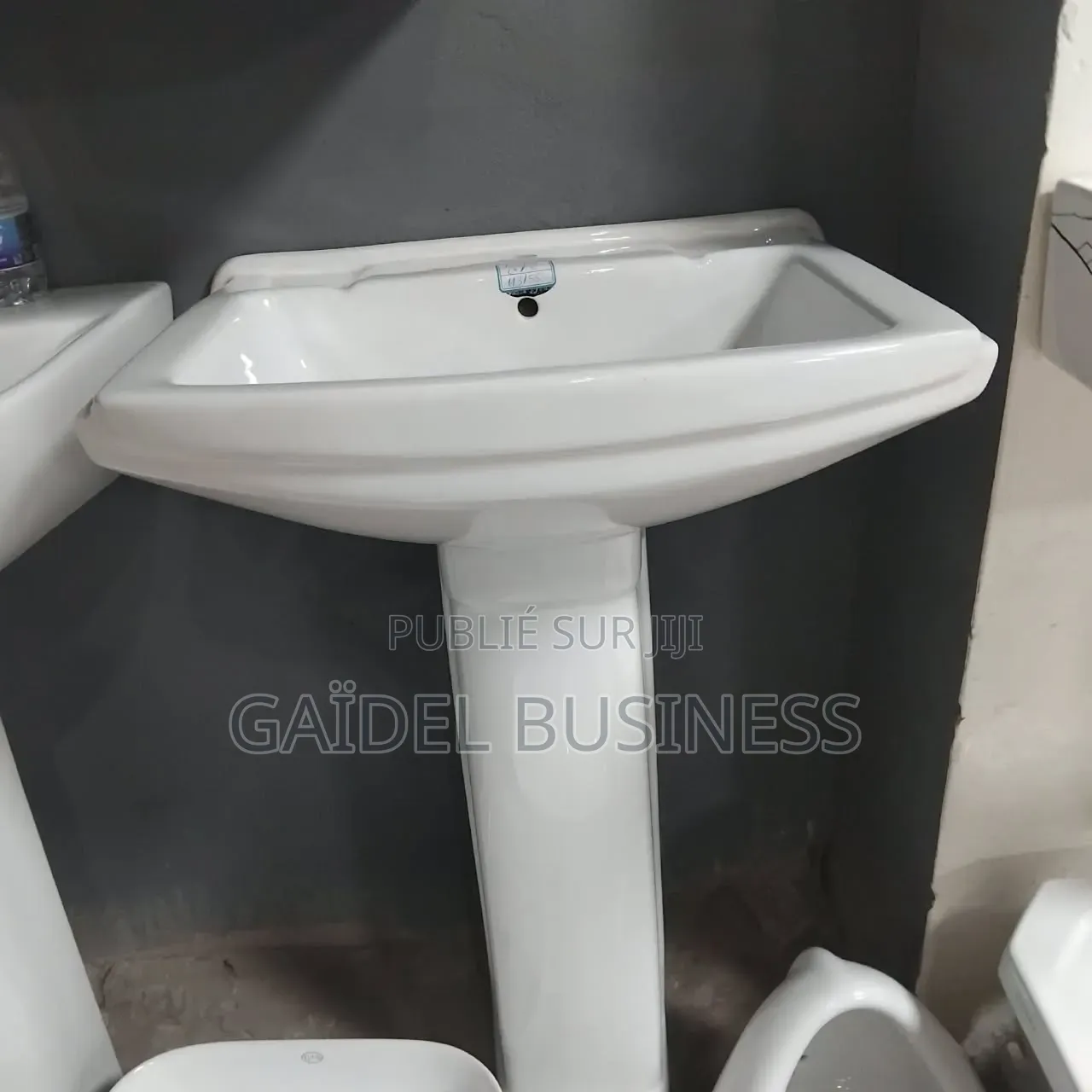 Toilettes Monobloc & Lavabos Sur Colonne)