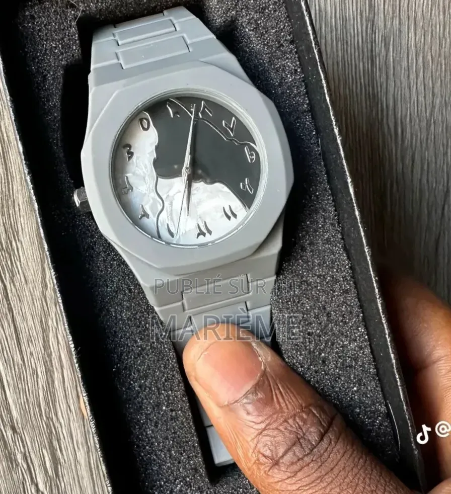 Montre en Polycarbonate Ultra Légère Et Résistante - Neuf