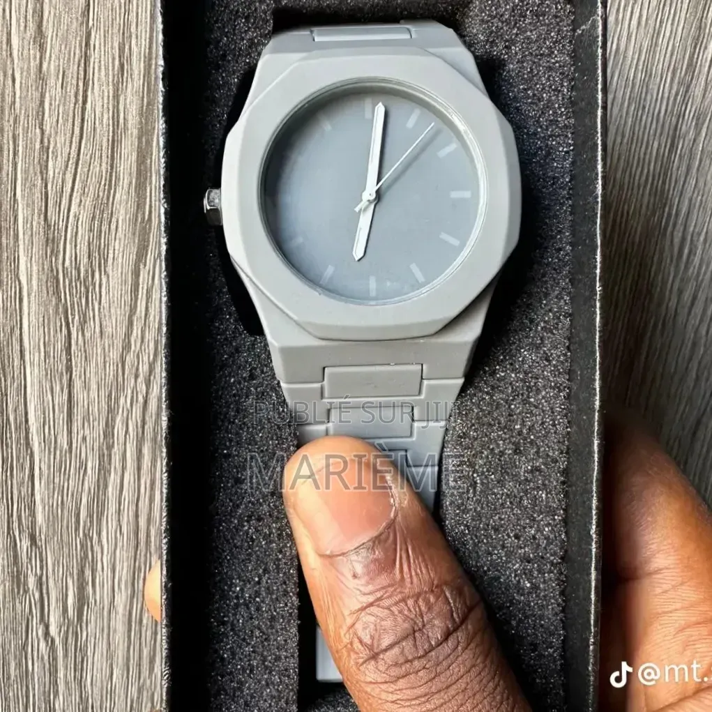 Montre en Polycarbonate Ultra Légère Et Résistante - Neuf