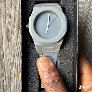 Montre en Polycarbonate Ultra Légère Et Résistante - Neuf