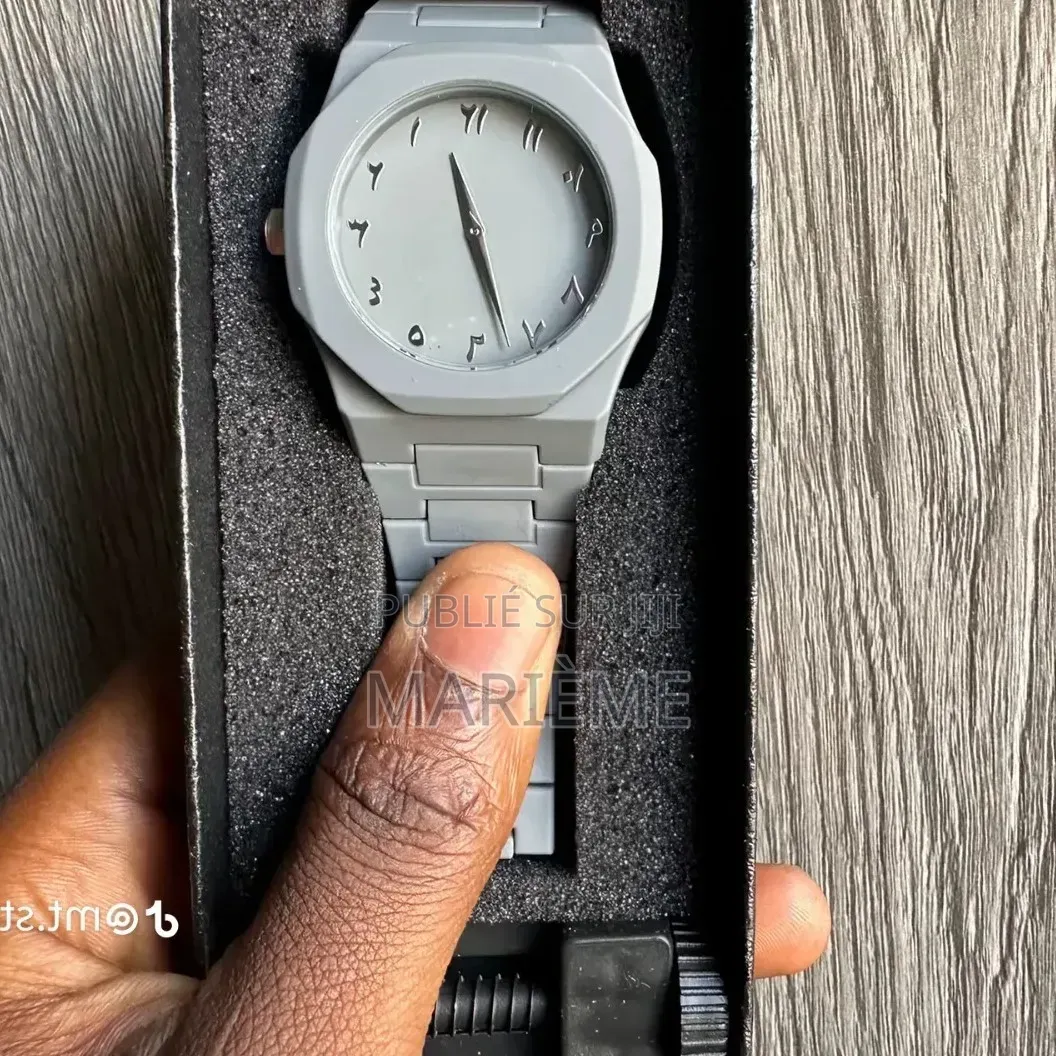 Montre en Polycarbonate Ultra Légère Et Résistante - Neuf