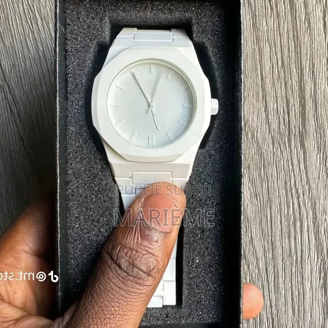 Montre en Polycarbonate Ultra Légère Et Résistante - Neuf