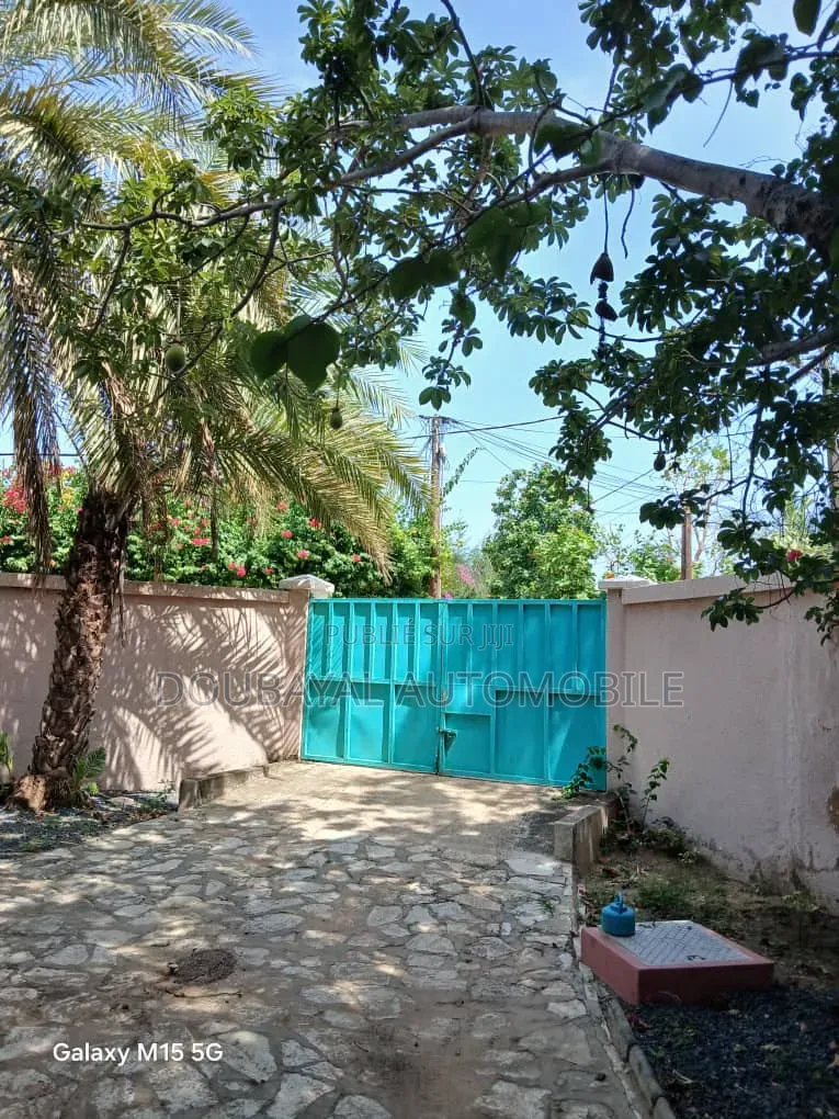 3chbre Villa dans Villa À Vendre, Thiès Sud à Vendre