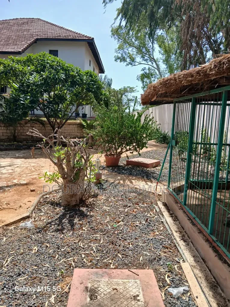 3chbre Villa dans Villa À Vendre, Thiès Sud à Vendre