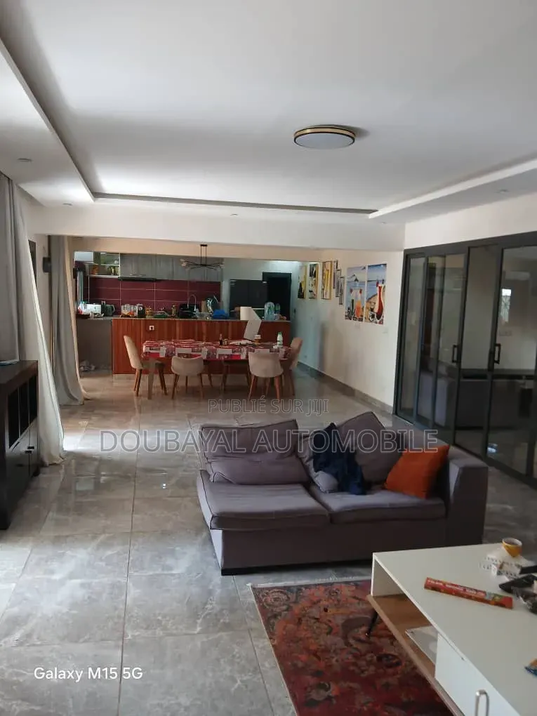 3chbre Villa dans Villa À Vendre, Thiès Sud à Vendre