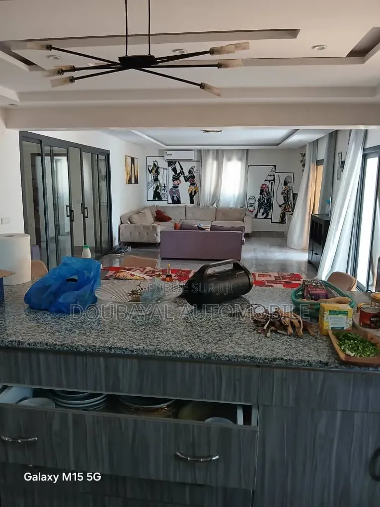 3chbre Villa dans Villa À Vendre, Thiès Sud à Vendre