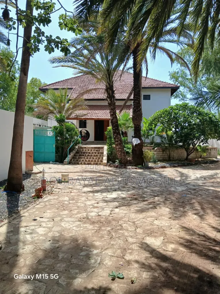3chbre Villa dans Villa À Vendre, Thiès Sud à Vendre