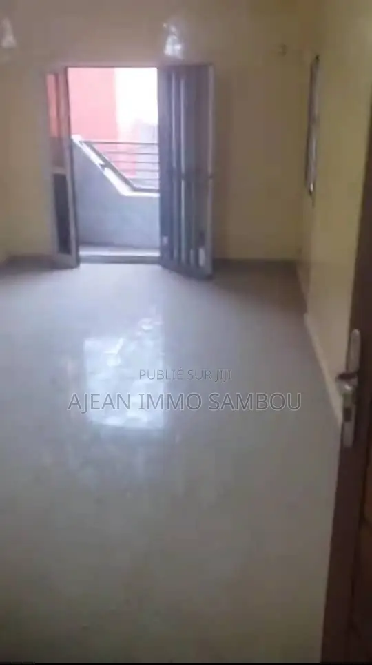 2chbre Appartement dans Yoff à Louer