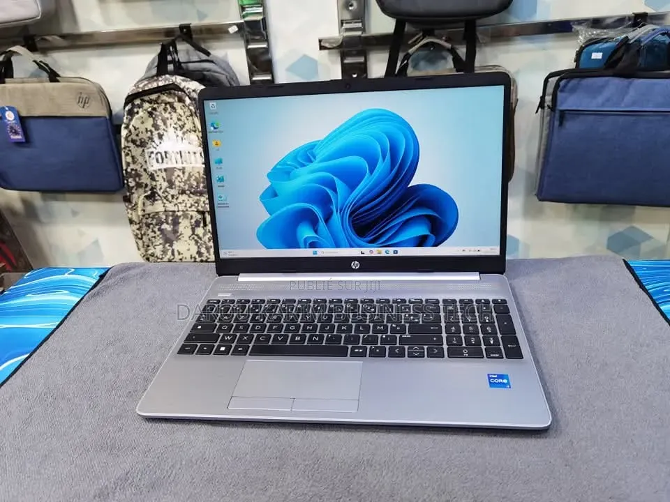 Nouveau Ordinateur portable HP 250 G8 16GB Intel Core i7 SSD 512GB