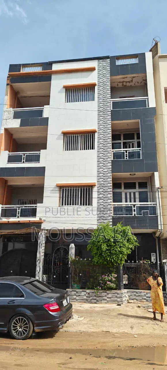 Meublé 9chbre Maison de ville/terrasse dans Immeuble, Dakar Plateau