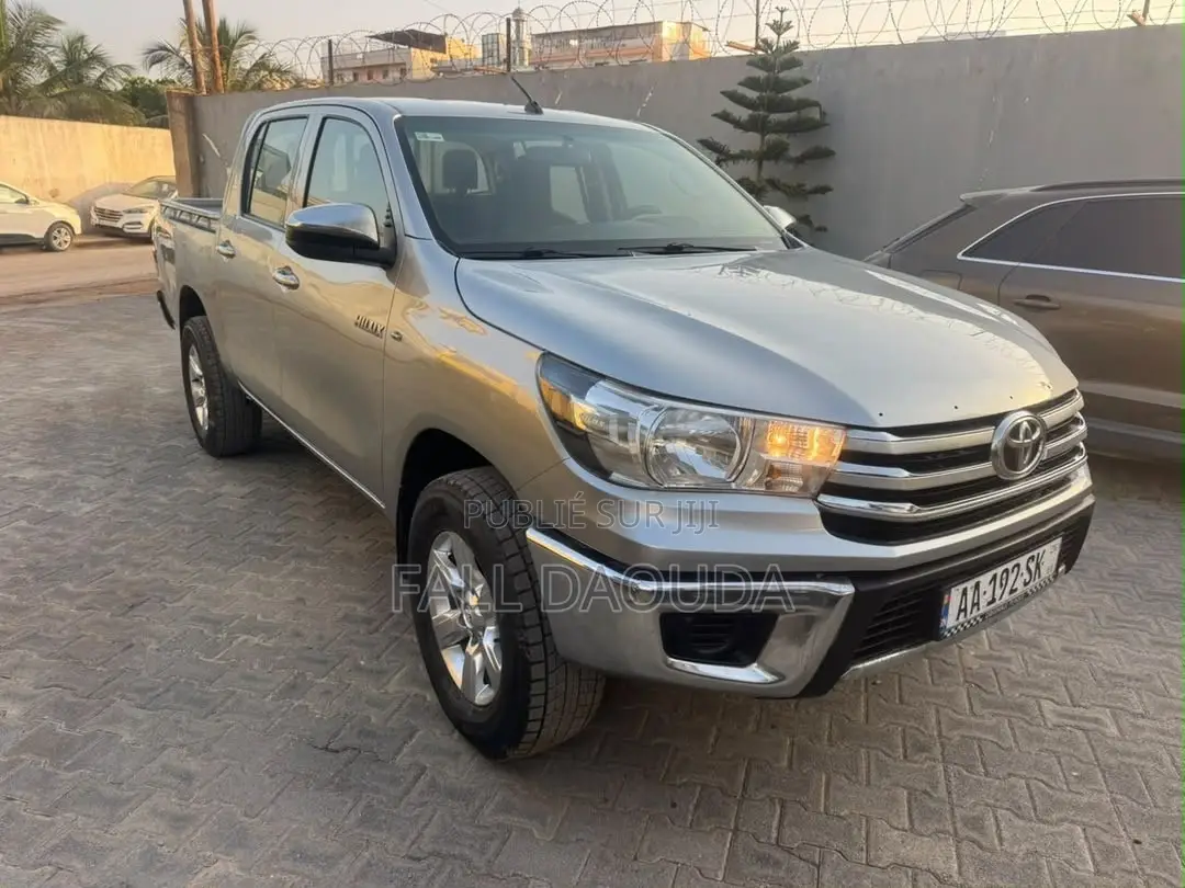 Toyota Hilux 2024 Gris