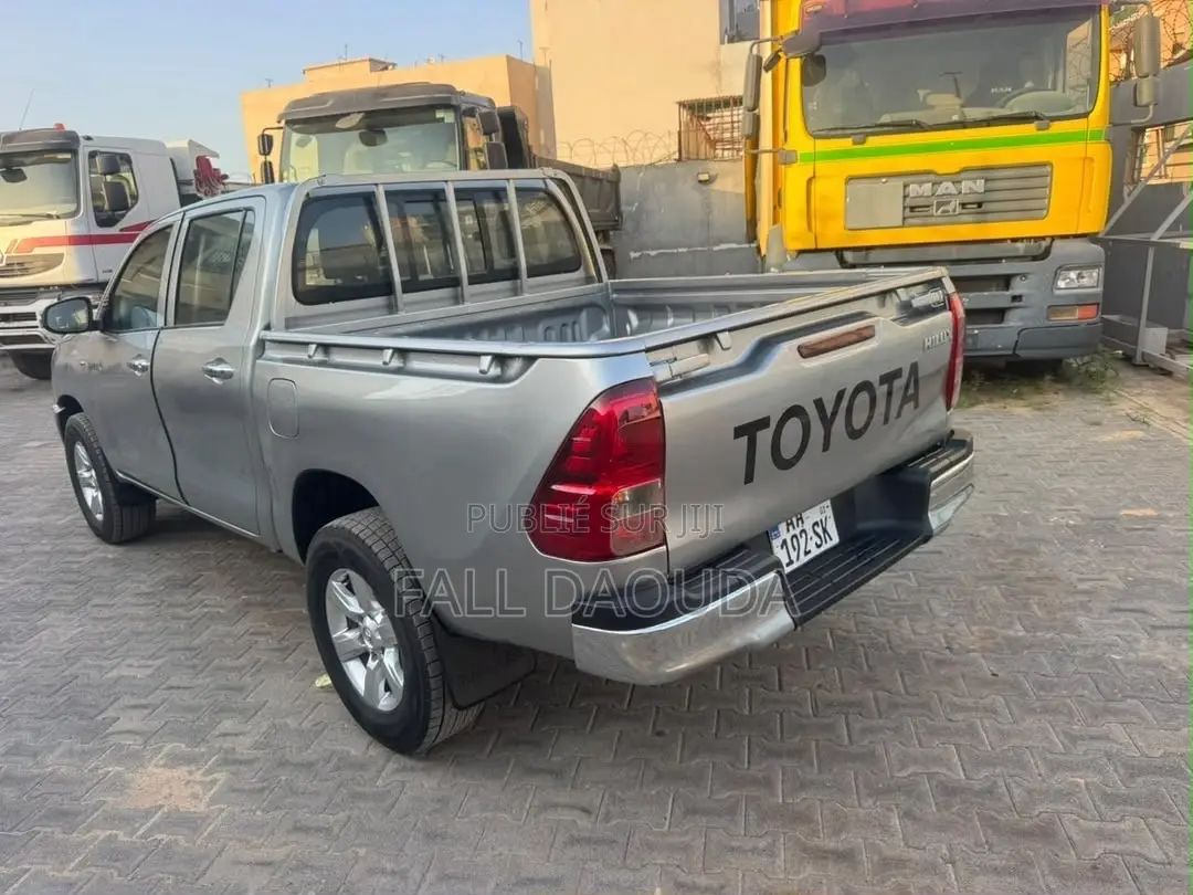 Toyota Hilux 2024 Gris