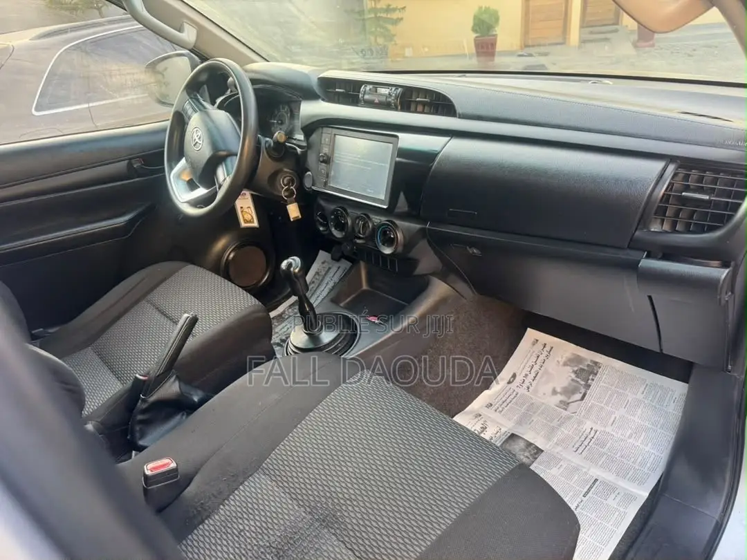 Toyota Hilux 2024 Gris