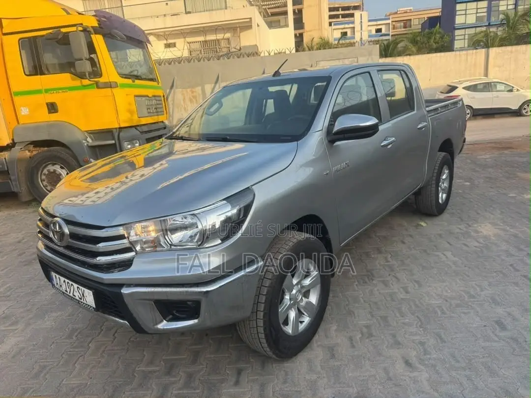 Toyota Hilux 2024 Gris