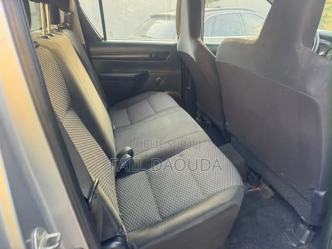 Toyota Hilux 2024 Gris