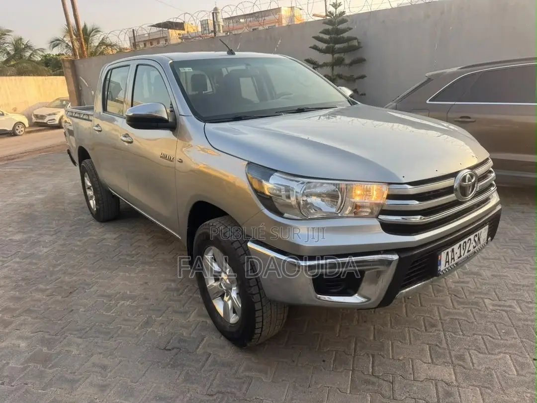 Toyota Hilux 2024 Gris