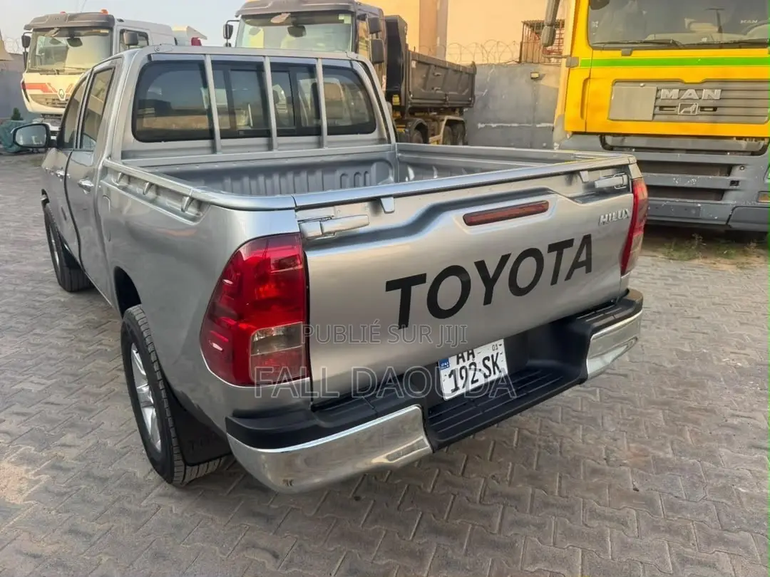 Toyota Hilux 2024 Gris
