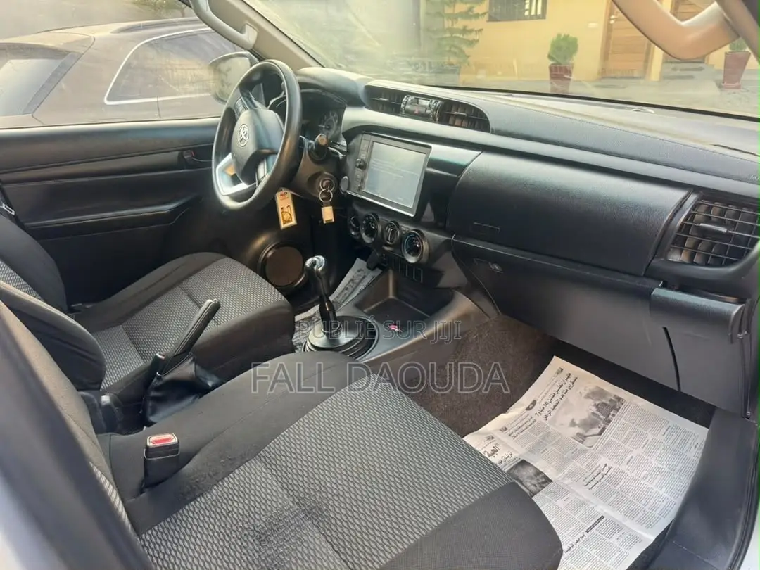 Toyota Hilux 2024 Gris