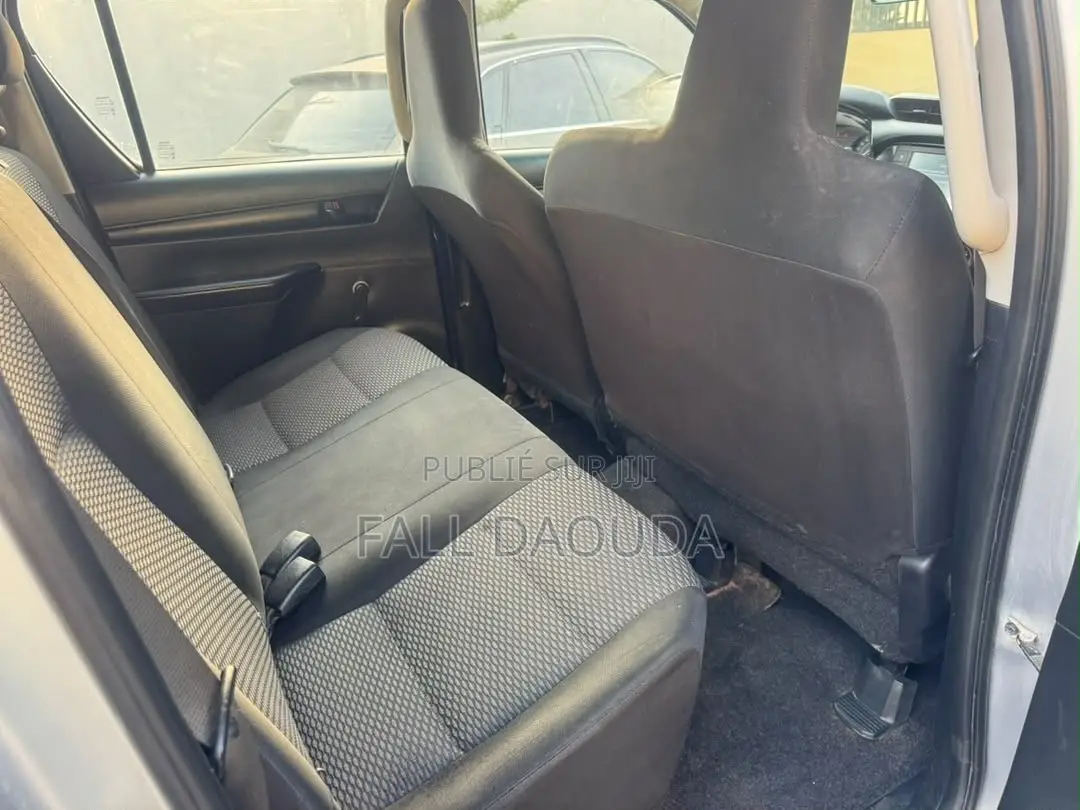 Toyota Hilux 2024 Gris