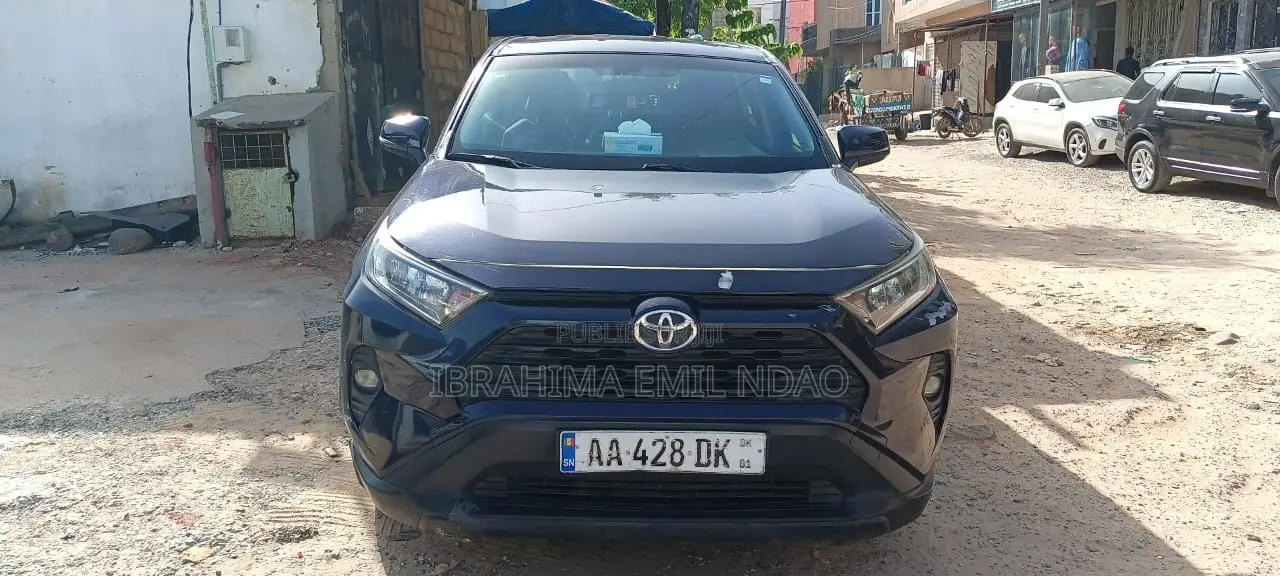 Toyota RAV4 XLE 2021 Bleu