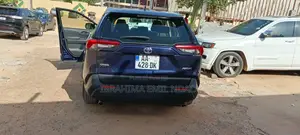 Toyota RAV4 XLE 2021 Bleu