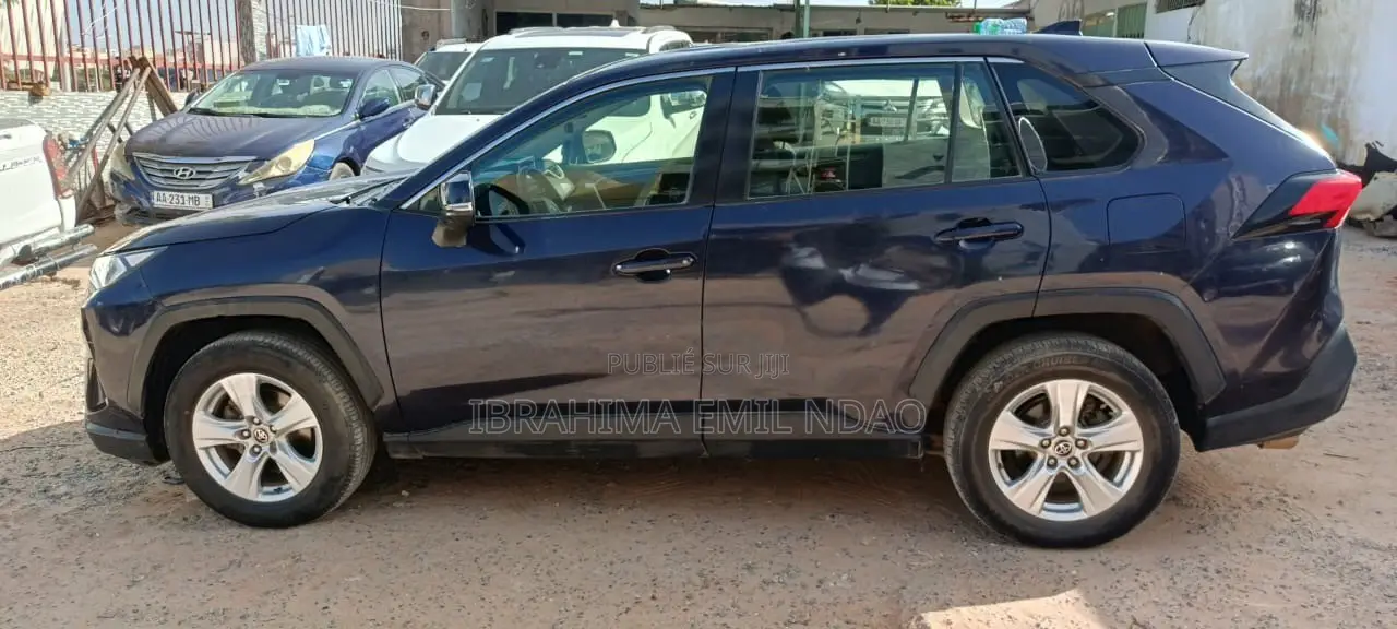 Toyota RAV4 XLE 2021 Bleu