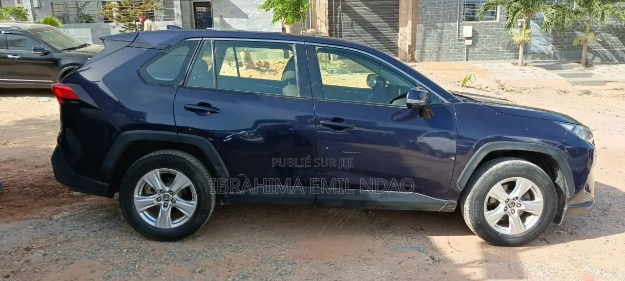 Toyota RAV4 XLE 2021 Bleu