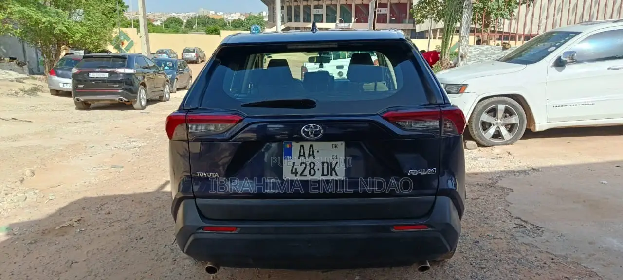 Toyota RAV4 XLE 2021 Bleu