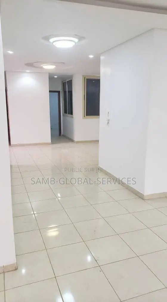 3chbre Appartement dans Yoff à Vendre