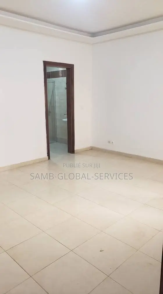 3chbre Appartement dans Yoff à Vendre