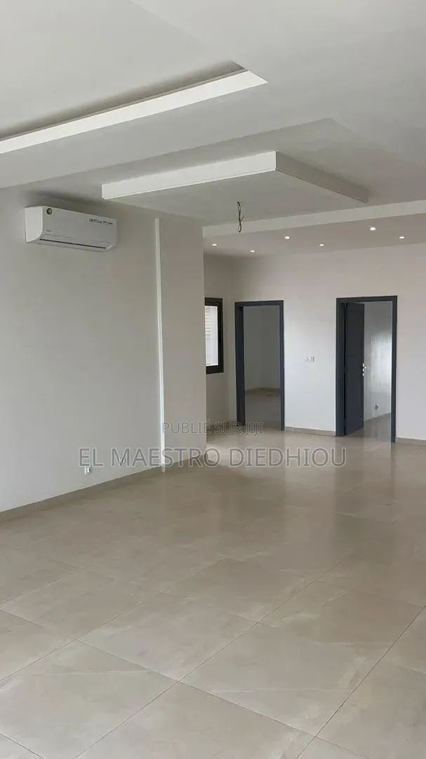 3chbre Appartement dans Appartement F4, Ouakam à Louer
