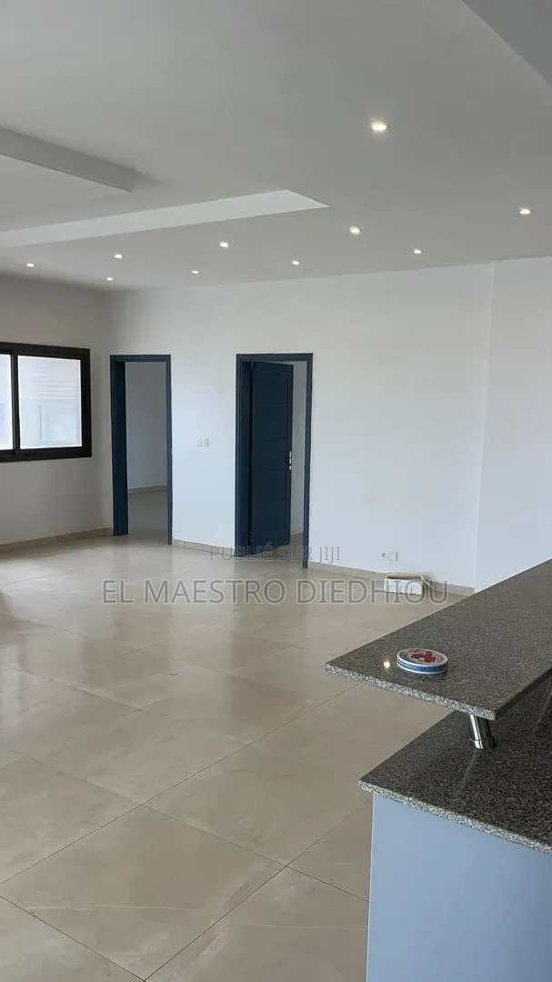3chbre Appartement dans Appartement F4, Ouakam à Louer