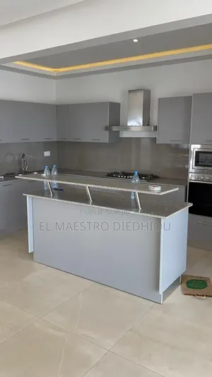 3chbre Appartement dans Appartement F4, Ouakam à Louer