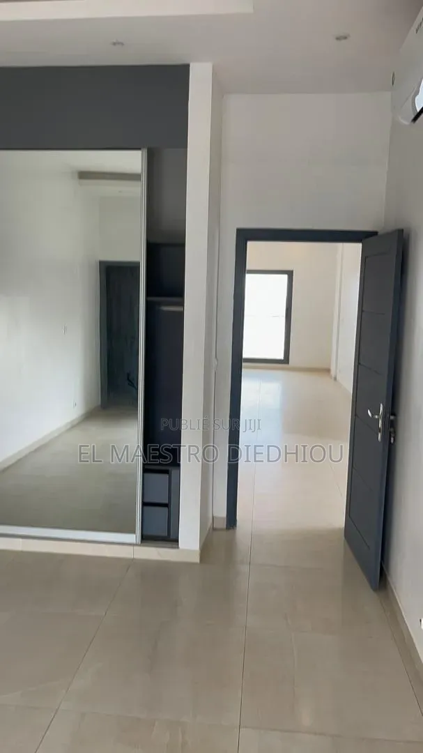 3chbre Appartement dans Appartement F4, Ouakam à Louer