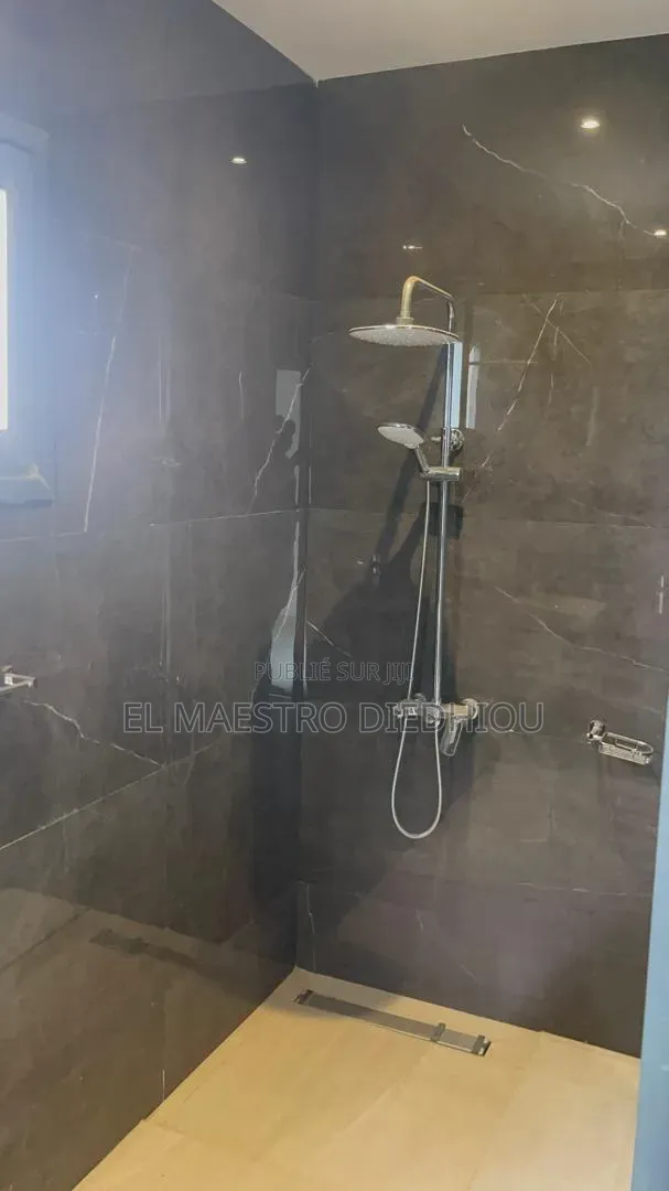 3chbre Appartement dans Appartement F4, Ouakam à Louer