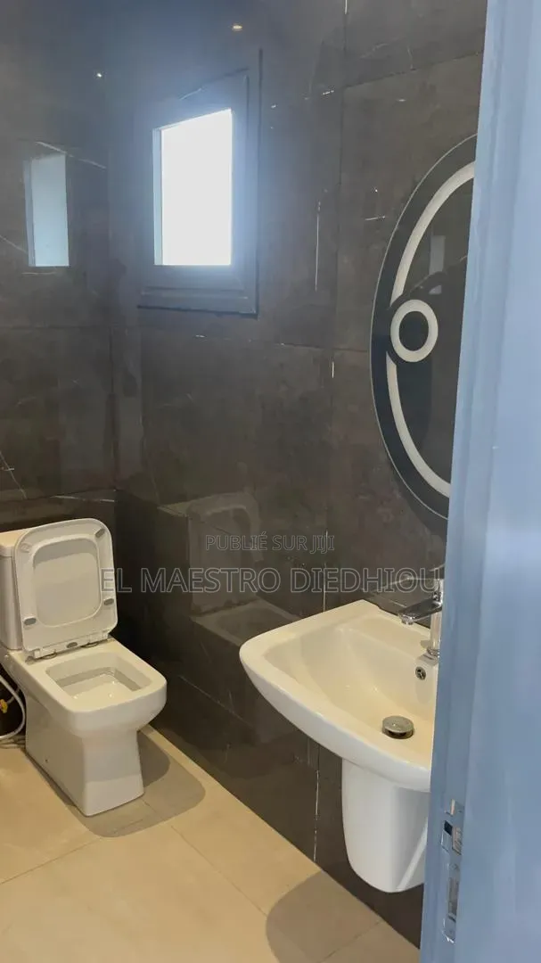 3chbre Appartement dans Appartement F4, Ouakam à Louer