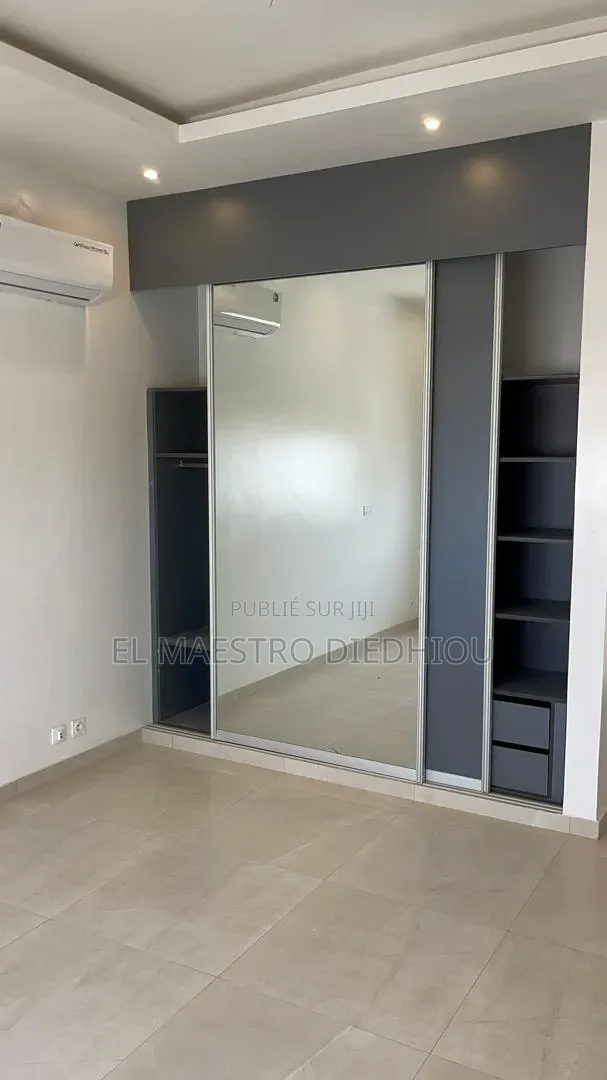 3chbre Appartement dans Appartement F4, Ouakam à Louer