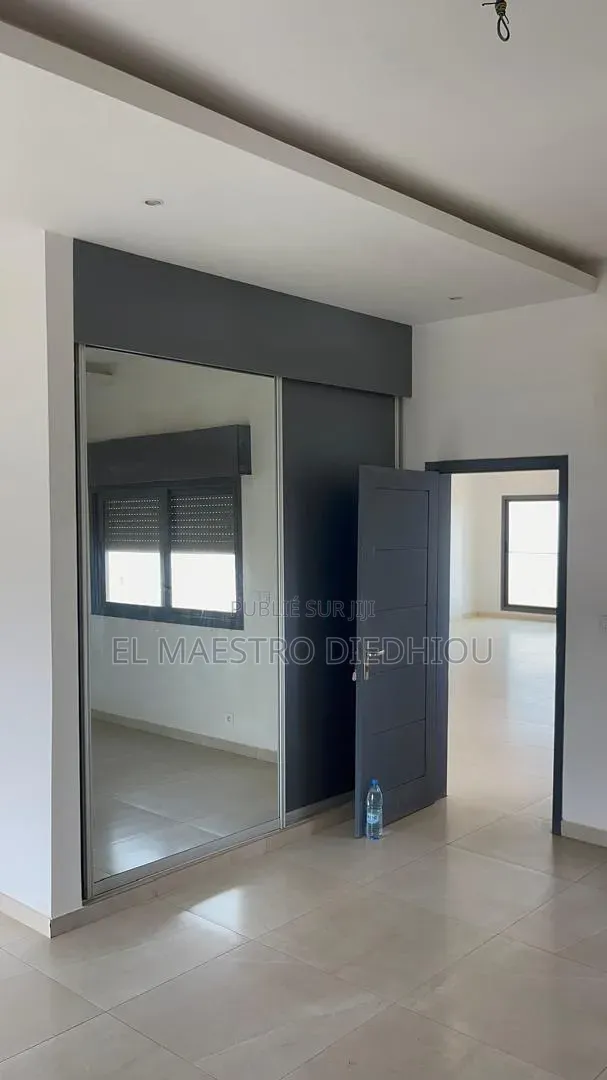 3chbre Appartement dans Appartement F4, Ouakam à Louer
