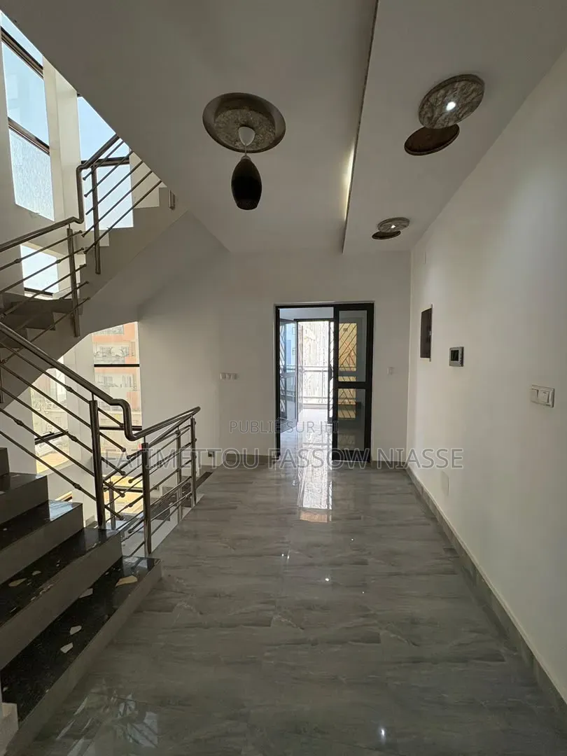 6chbre Maison dans Almadies à Vendre