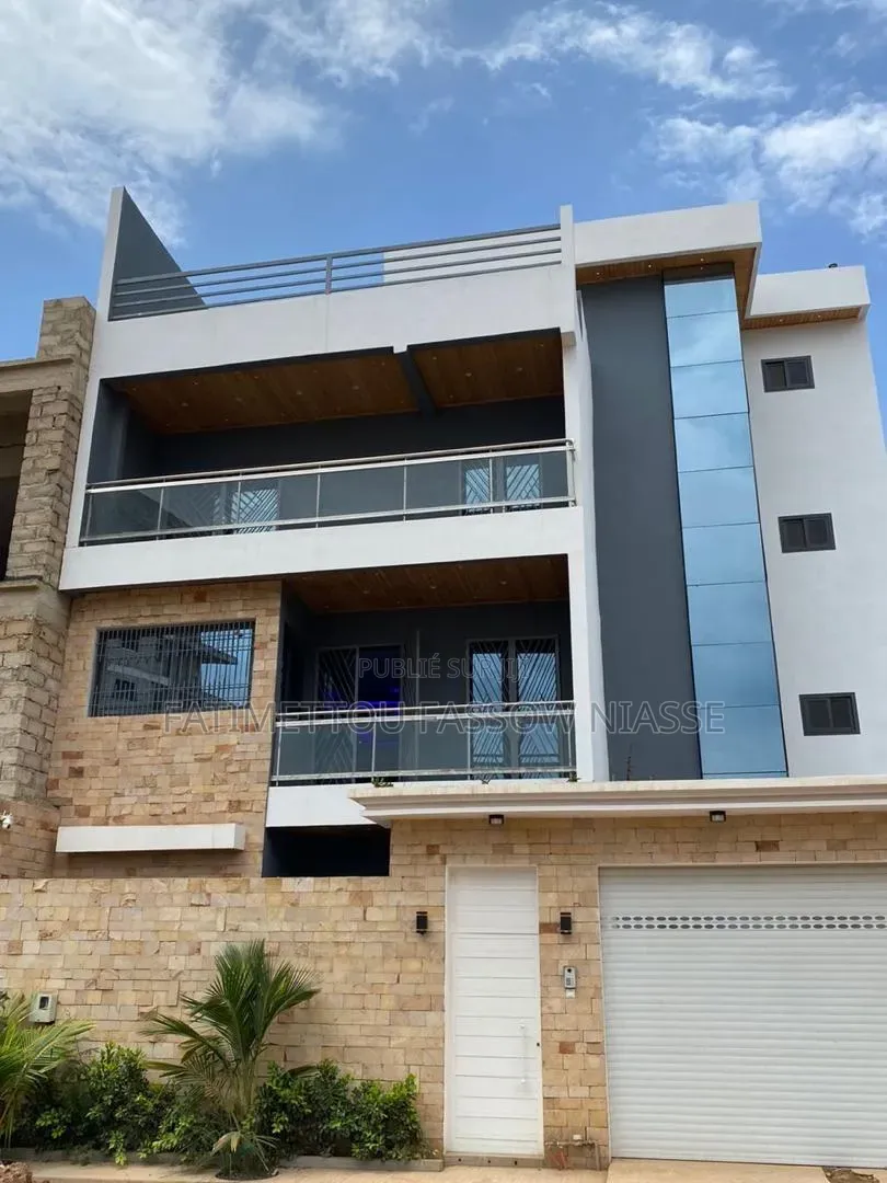 6chbre Maison dans Almadies à Vendre